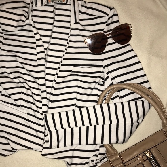 ❤️SALE ❤️SALE!! Striped Blazer BY Love Change👠👖 - Picture 2 of 5